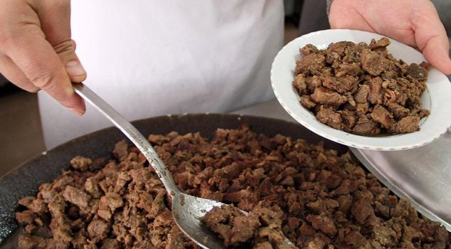Скандал в муниципальной столовой! Из мяса вышел чип гоночной лошади.