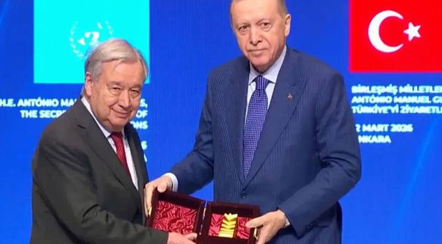 Президент Эрдоган вручил награду Генеральному секретарю ООН Гутеррешу.