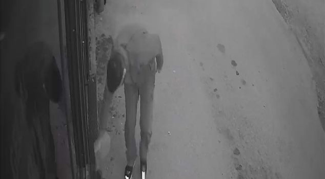 В Бурсе бывший сотрудник пиццерии поджег два филиала; эти моменты запечатлены на камеру.