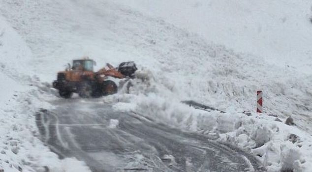 A passenger bus was trapped under an avalanche in Hakkari.