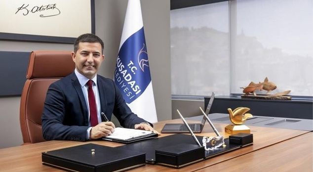 تم إبعاد عمدة مدينة كوشاداسي، أومر غونيل، عن منصبه.