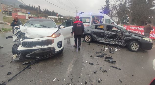 ليس حادثًا بل هو صراع من أجل البقاء! 4 أشخاص محاصرون في السيارة.