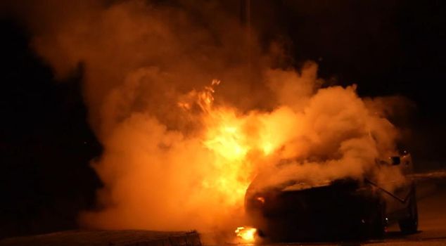 Часами ранее полученный автомобиль сгорел дотла.