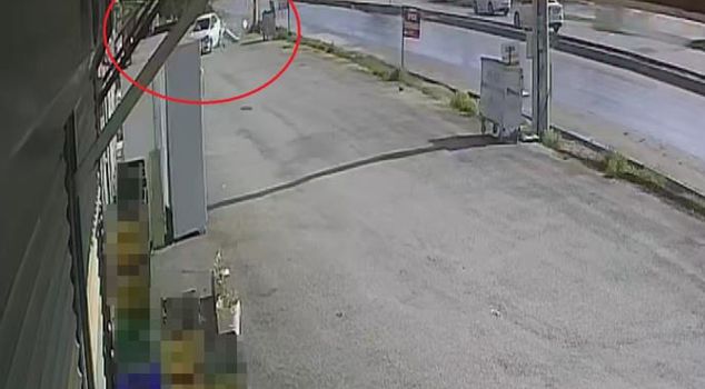 حادثة لا تصدق! السيارة مرت من داخل 3 أماكن عمل.