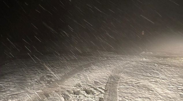 В райском уголке за несколько дней до апреля пошел густой снег.