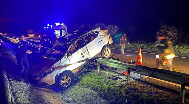 في حادث تصادم سيارة من نوع SUV في إسكيşehir، لقي شخصان حتفهما وأصيب أربعة آخرون.