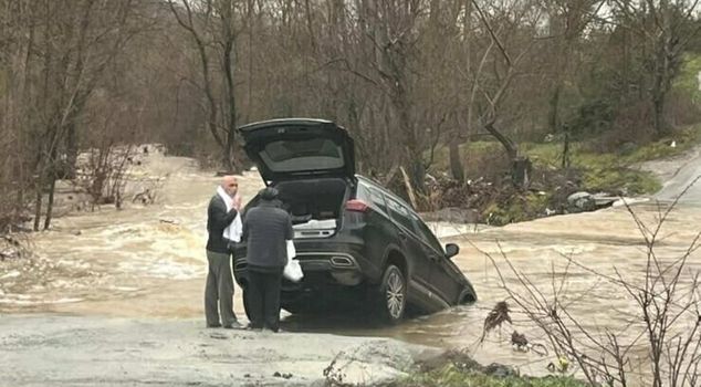 В Чанаккале прошел сильный дождь; одна деревенская дорога была закрыта, один автомобиль попал в воду.