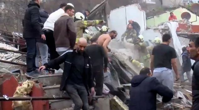 انهار مبنى في فاتح اسطنبول! يتم إرسال الفرق إلى المنطقة.