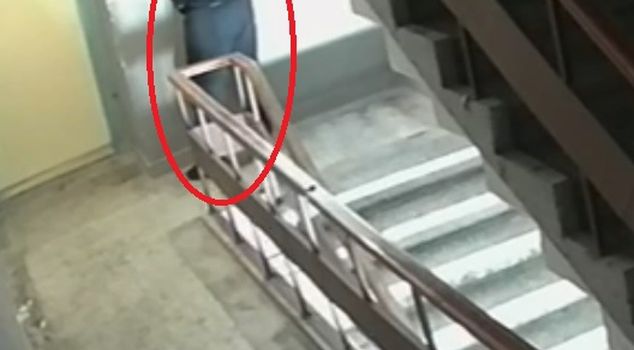 В Кайсери курьер справил нужду на здание, в которое доставил заказ.