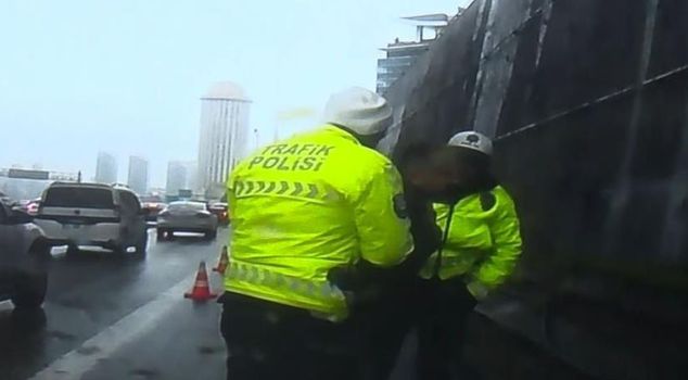 Шокирующие моменты на полосе безопасности! Полиция немедленно вмешалась.