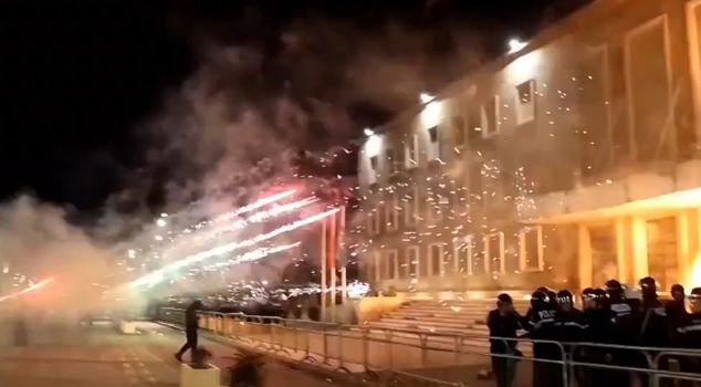 Страна горит! Местом, на которое нацелились протестующие, является резиденция премьер-министра.