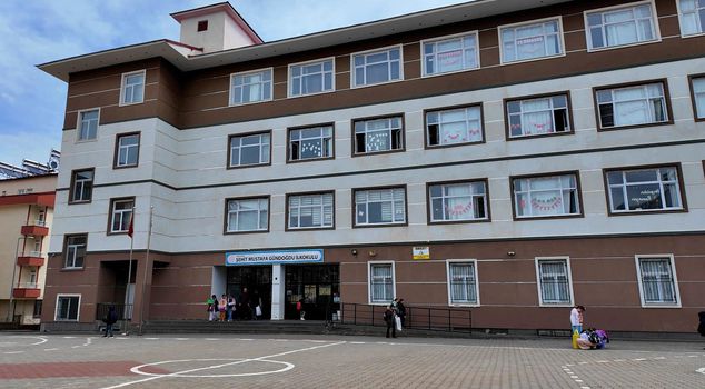 В классе предмет, который он достал из сумки, отправил 30 учеников в больницу.