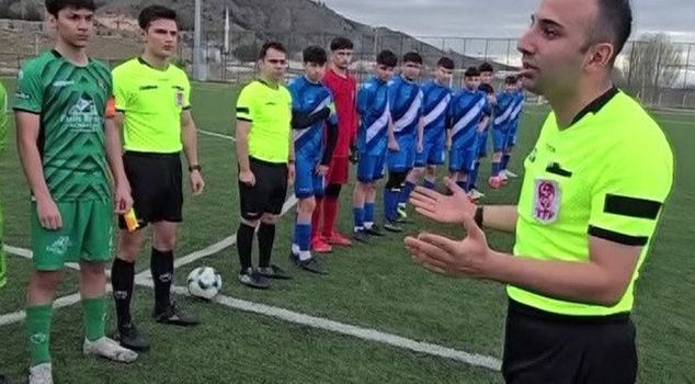 The referee's action, noticing that there was no medical personnel on the field, was commendable.
