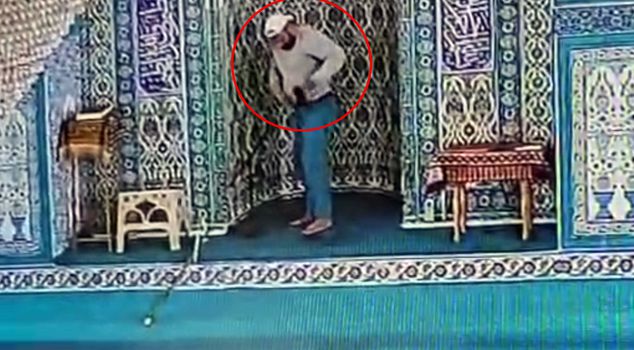 Look at the disgrace he caused in the mosque: He thought no one was watching, but the camera was recording.