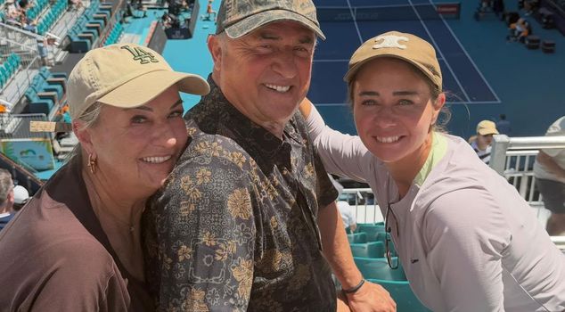 Everyone who saw it made the same comment! Fatih Terim at the Miami Open tennis tournament with his family.