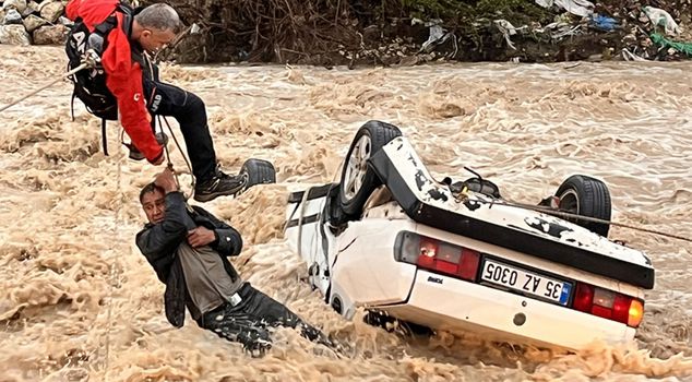 A life-and-death struggle in a vehicle trying to cross a flooded road: 1 dead, 1 injured.