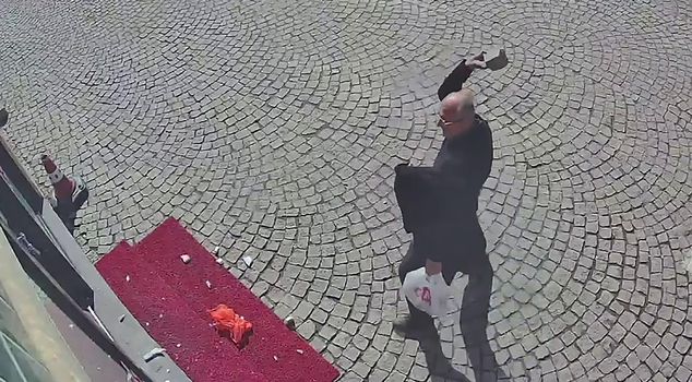 هاجم شخص في أرضروم صيدلية، وأراد إحراقها.