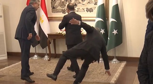 سقط الوزير الباكستاني في القمة الحرجة في إسلام آباد