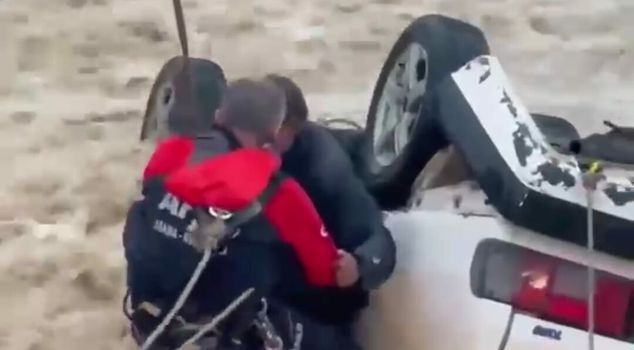 تعرّضت سيارة في موغلا لسيول المياه: وفاة واحدة، وجرحى واحد.