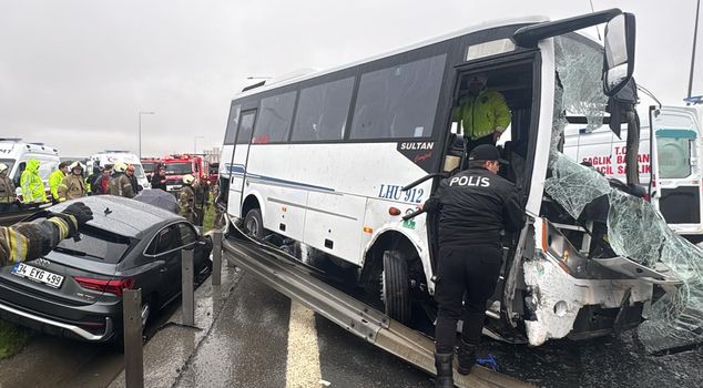 حادثة تصادم متسلسل في إسطنبول شاركت فيها خدمة الشرطة: استشهد شرطي واحد، وأصيب 16 شخصًا.