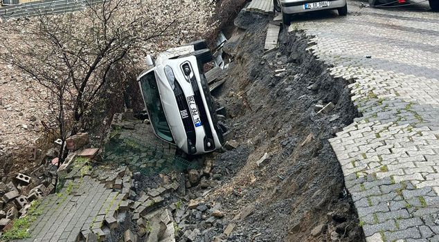 The road collapsed in Üsküdar, and a car fell into the pit.