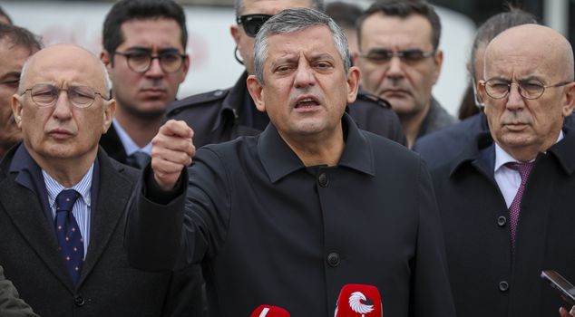Özgür Özel abruptly canceled his program.