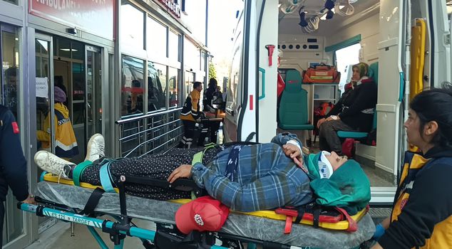 A minibus carrying agricultural workers overturned in Adana: 17 injured.
