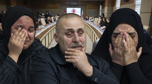 Восстание перенесено в парламент! Взяв микрофон в руки, он расплакался.
