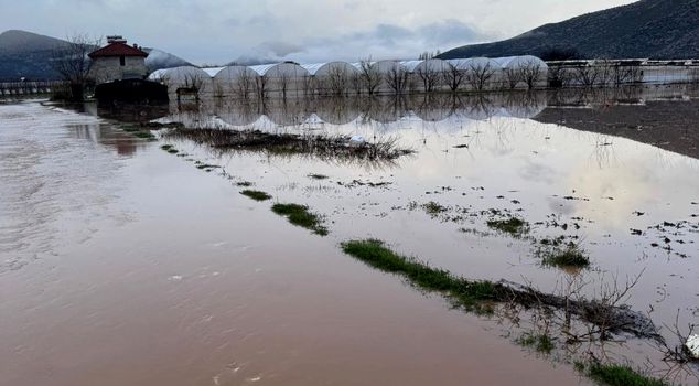 Heavy rain in Antalya; streams overflowed, agricultural areas were submerged.