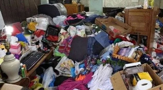 انتهت حالة جمع الأشياء بكارثة: توفيت امرأة تبلغ من العمر 57 عامًا تحت كومة من الأغراض في منزلها.