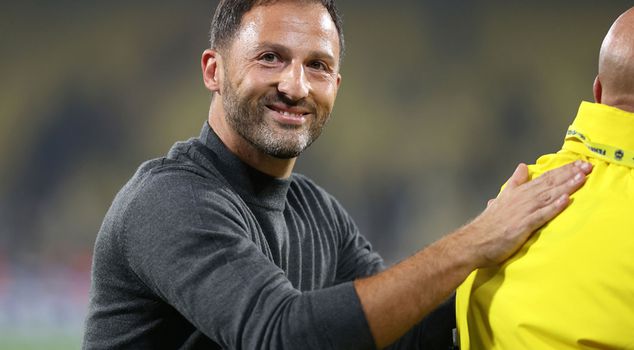 A standing ovation gesture from Tedesco to his players.