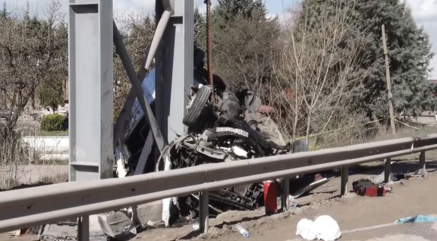 Massive accident in Ankara! The bus crashed into the overpass.