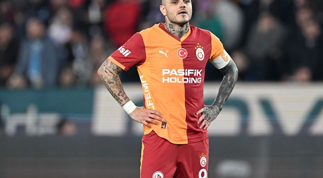 Galatasaray fans react to Mauro Icardi.