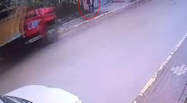 ترك الشاحنة المتروكة وراءها الرعب! توفي الرجل المسن بشكل مروع.