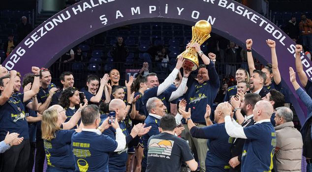 Champion Fenerbahçe Opet received their trophy.