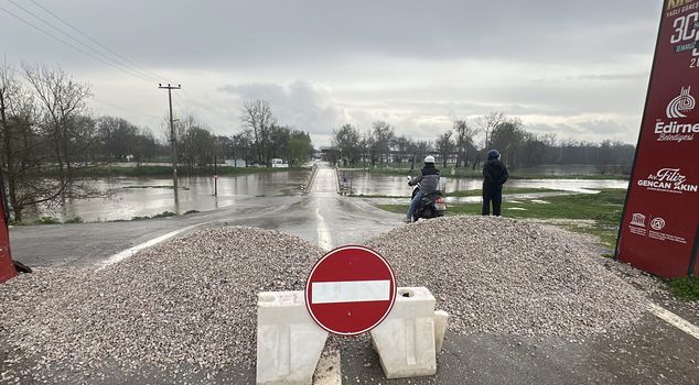 The 'yellow alert' warning continues for the rising water levels in the Tunca and Meriç rivers in Edirne.