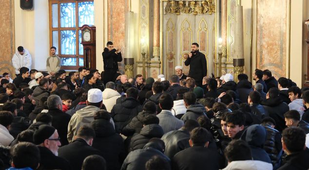 تجمع TÜGVA في إسطنبول في وقت السحر: 1453 شاب في مسجد دولما باهçe