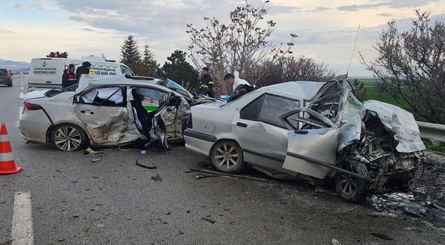 انتقل المركبة إلى الاتجاه المعاكس! في حادث مروع، لقي 4 أشخاص حتفهم بشكل مروع.