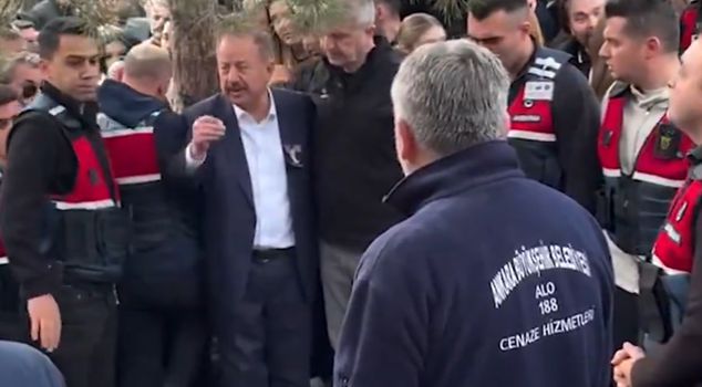 На похоронах Курдского Ахмеда привлекло внимание предупреждение: не пытайтесь пожимать руки.