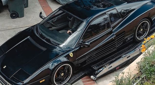 A famous person drove with their 1992 model vehicle! Those who saw it took a second look.