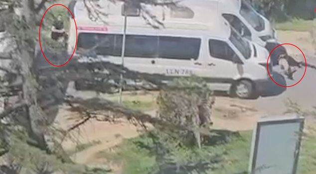 لحظة الصراع الأكثر حرجًا أمام القنصلية الإسرائيلية! الشرطي البطل أصاب الإرهابي بهذه الطريقة.