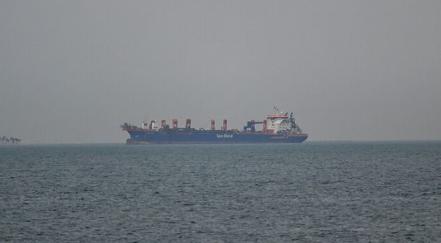 The world breathed a sigh of relief! The first ships passed one after another through the Strait of Hormuz.