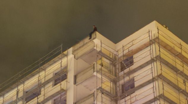 Полиция уговорила человека, пытавшегося покончить с собой, за 3 часа.
