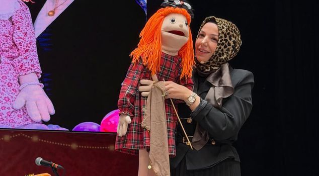 A teacher, a puppet, thousands of smiles: 