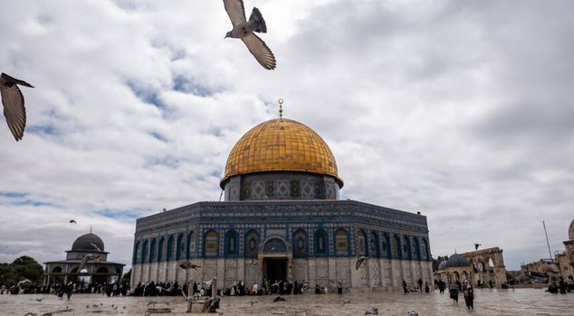 أعيد فتح المسجد الأقصى للصلاة بعد 41 يومًا من إغلاقه بحجة الحرب من قبل إسرائيل.