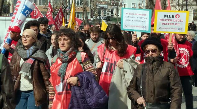 Teachers from the Special Italian High School held a protest in front of the Istanbul Provincial Directorate of National Education.
