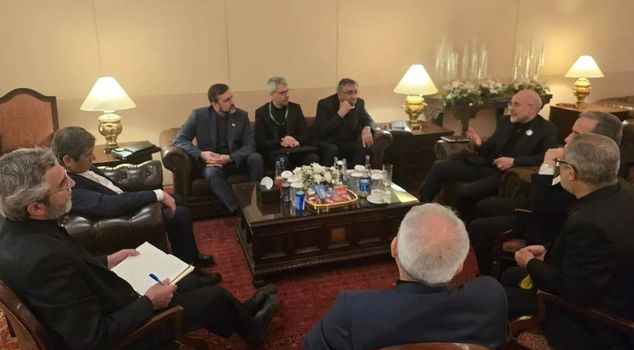 اجتماع قبل اللقاء مع الوفد الإيراني! إليك الصورة الأولى.