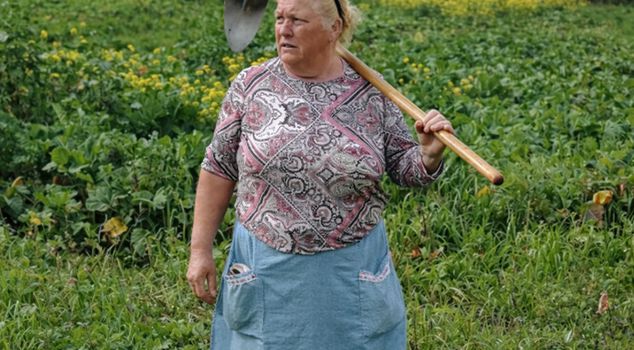 A woman working in a field in Spain has become a topic of discussion due to her resemblance to Trump.