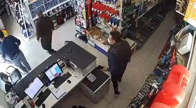 Момент землетрясения магнитудой 4.7 в открытых водах Антальи зафиксирован на камеру.