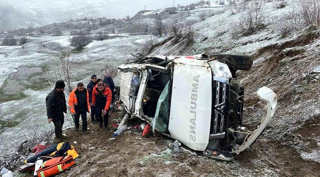An ambulance fell into a ravine in Artvin: 1 dead, 4 injured.